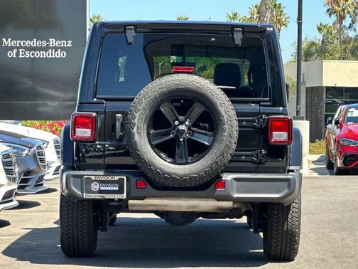 Black Clearcoat 2022 Jeep Wrangler Unlimited Sahara Altitude