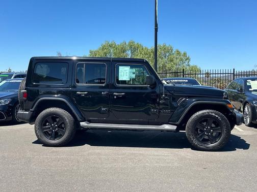 Black Clearcoat 2022 Jeep Wrangler Unlimited Sahara Altitude