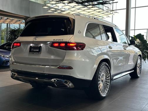 Moon 2026 Mercedes-Benz Maybach GLS 600 4MATIC
