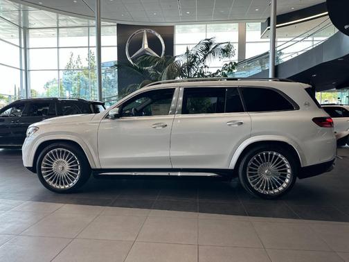 Moon 2026 Mercedes-Benz Maybach GLS 600 4MATIC
