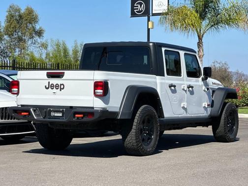 Bright White Clearcoat 2022 Jeep Gladiator Mojave