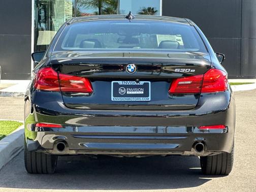 Black Sapphire Metallic 2019 BMW 530e iPerformance