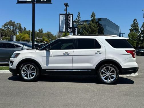 White Platinum Clearcoat Metallic 2018 Ford Explorer XLT