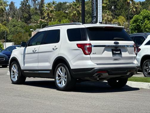 White Platinum Clearcoat Metallic 2018 Ford Explorer XLT