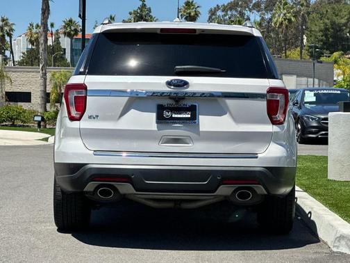 White Platinum Clearcoat Metallic 2018 Ford Explorer XLT
