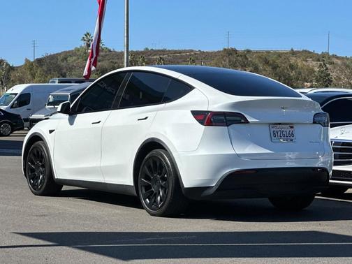 Pearl White Multi 2022 Tesla Model Y Long Range