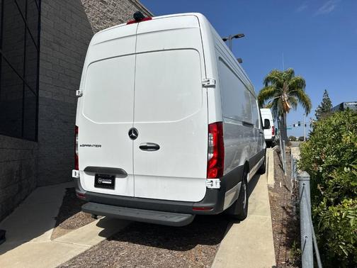 Arctic White 2025 Mercedes-Benz eSprinter 2500 170 WB High Roof Cargo