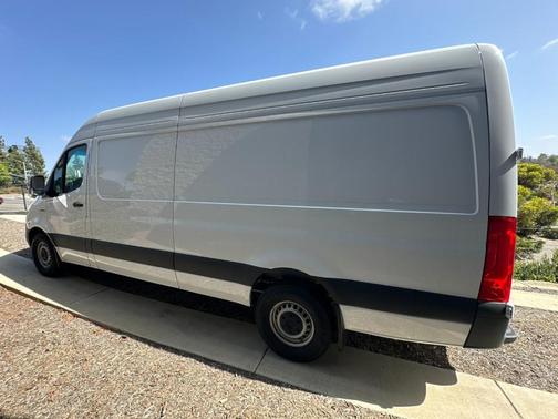 Arctic White 2025 Mercedes-Benz eSprinter 2500 170 WB High Roof Cargo