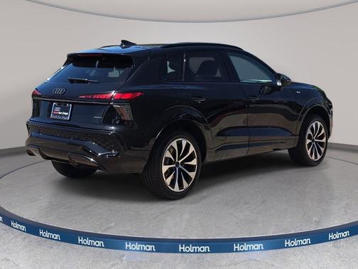 Mythos Black Metallic 2026 Audi Q3 TFSI quattro S tronic