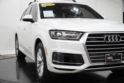 Photo 3 of 33 of 2019 Audi Q7 55 Premium