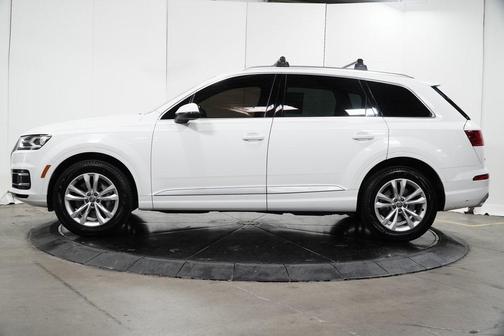 Photo 4 of 33 of 2019 Audi Q7 55 Premium