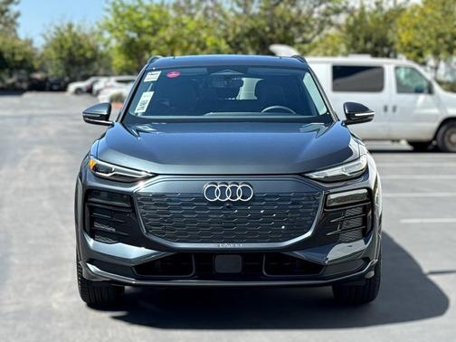 2025 Audi Q6 e-tron Premium quattro