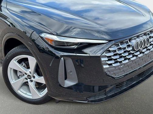 Mythos Black Metallic 2025 Audi Q5 Premium Plus TFSI quattro S tronic