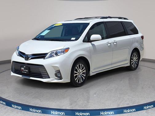 Blizzard Pearl 2018 Toyota Sienna XLE Premium