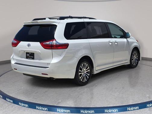 Blizzard Pearl 2018 Toyota Sienna XLE Premium