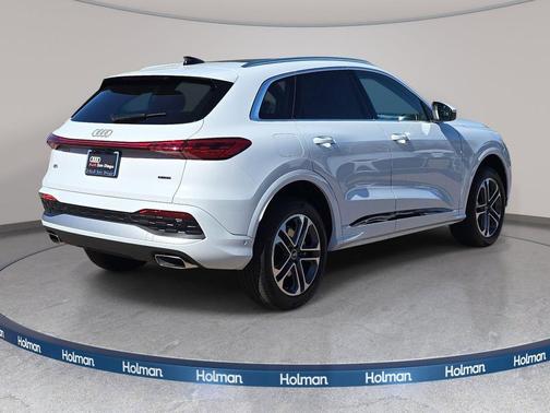 Glacier White Metallic 2026 Audi Q5 Premium Plus TFSI quattro S tronic