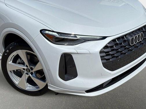 Glacier White Metallic 2025 Audi Q5 Premium Plus TFSI quattro S tronic