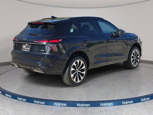 Mythos Black Metallic 2026 Audi Q3 TFSI quattro S tronic