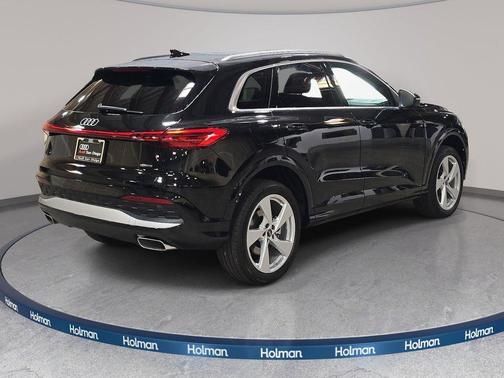 Mythos Black Metallic 2026 Audi Q5 Premium Plus TFSI quattro S tronic