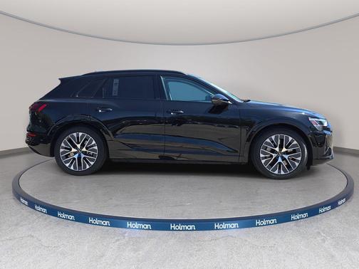 Mythos Black Metallic 2024 Audi Q8 e-tron Prestige