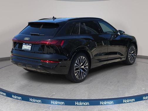 Mythos Black Metallic 2024 Audi Q8 e-tron Prestige