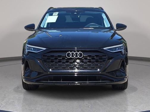 Mythos Black Metallic 2024 Audi Q8 e-tron Prestige
