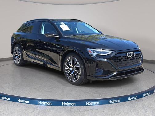 Mythos Black Metallic 2024 Audi Q8 e-tron Prestige