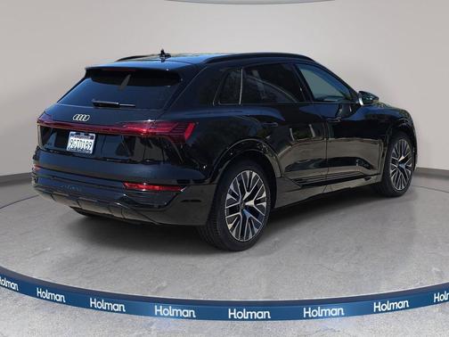 Mythos Black Metallic 2024 Audi Q8 e-tron Prestige