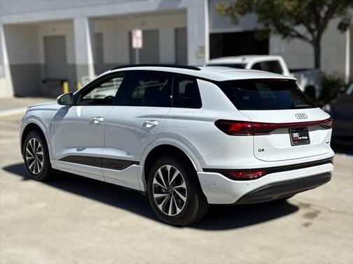 2025 Audi Q6 e-tron Premium quattro