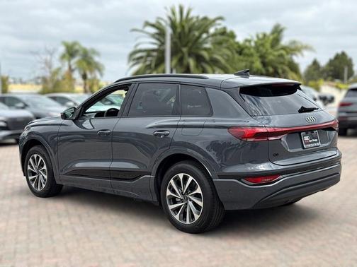 2025 Audi Q6 e-tron Premium quattro