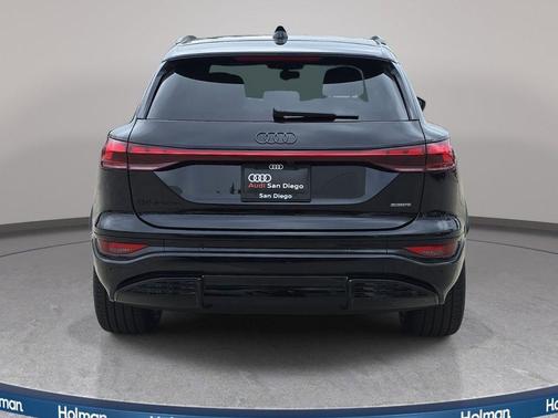 Mythos Black Metallic 2027 Audi Q6 e-tron Premium Plus