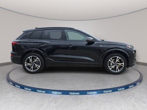 Mythos Black Metallic 2027 Audi Q6 e-tron Premium Plus