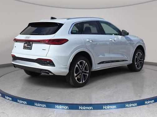 Glacier White Metallic 2026 Audi Q5 Premium Plus TFSI quattro S tronic