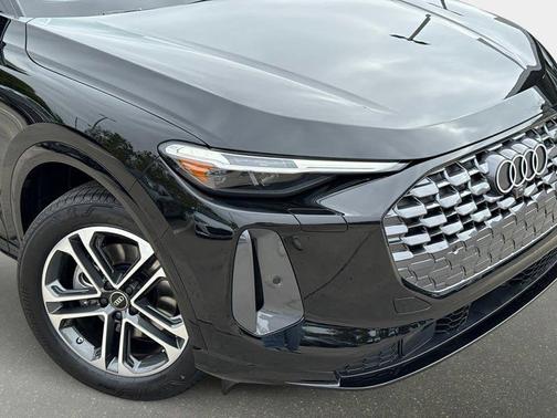 Mythos Black Metallic 2025 Audi Q5 Premium Plus TFSI quattro S tronic