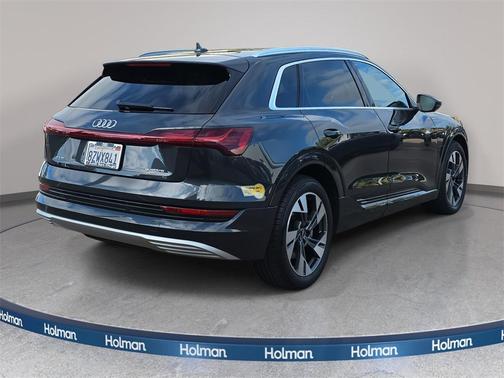 2022 Audi e-tron Premium Plus