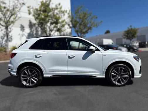 2025 Audi Q3 Premium 45 TFSI S line quattro Tiptronic