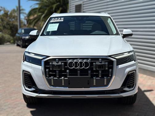 2025 Audi Q7 45 Premium Plus