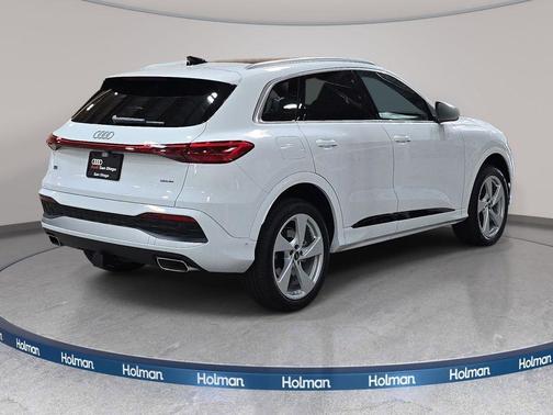 Glacier White Metallic 2026 Audi Q5 Premium Plus TFSI quattro S tronic
