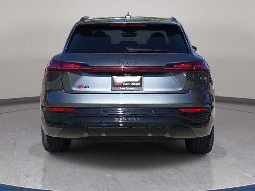 Daytona Gray Pearl Effect 2024 Audi Q8 e-tron Prestige