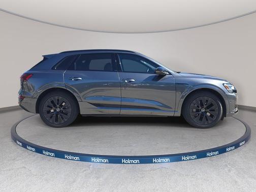 Daytona Gray Pearl Effect 2024 Audi Q8 e-tron Prestige