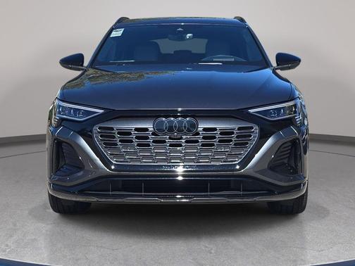 Daytona Gray Pearl Effect 2024 Audi Q8 e-tron Prestige