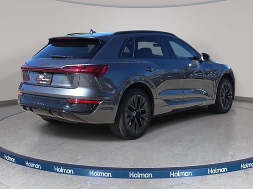 Daytona Gray Pearl Effect 2024 Audi Q8 e-tron Prestige