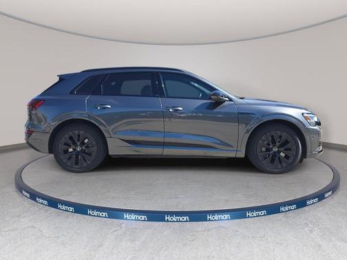 Daytona Gray Pearl Effect 2024 Audi Q8 e-tron Prestige