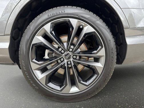 Samurai Gray Metallic 2025 Audi Q7 55 Premium Plus