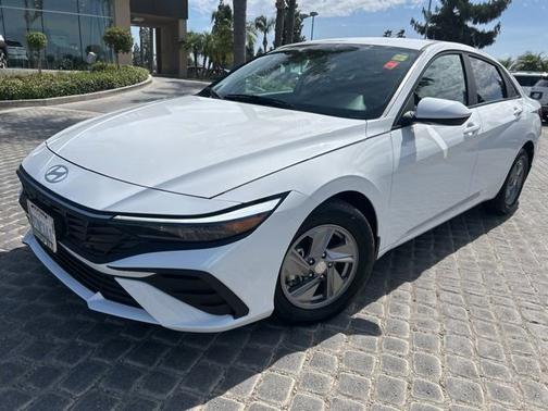 White 2025 Hyundai ELANTRA SE