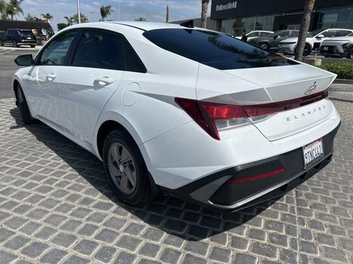 White 2025 Hyundai ELANTRA SE