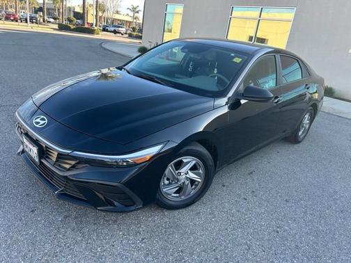 2024 Hyundai ELANTRA SE
