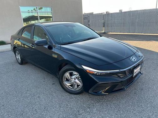 2024 Hyundai ELANTRA SE