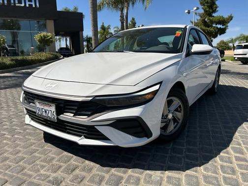 White 2025 Hyundai ELANTRA SE