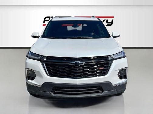Iridescent Pearl Tricoat 2023 Chevrolet Traverse RS
